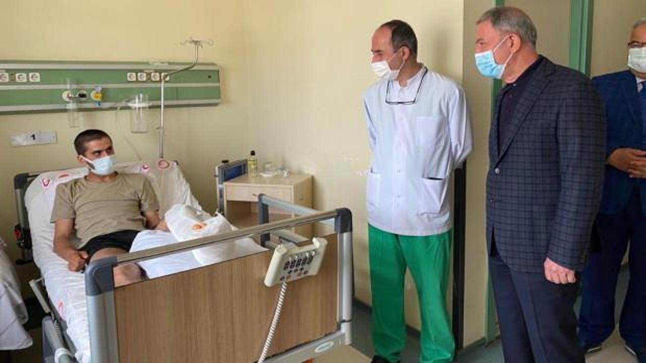 Bakan Akar, 'Pençe' operasyonlarında yaralanan askerleri ziyaret etti