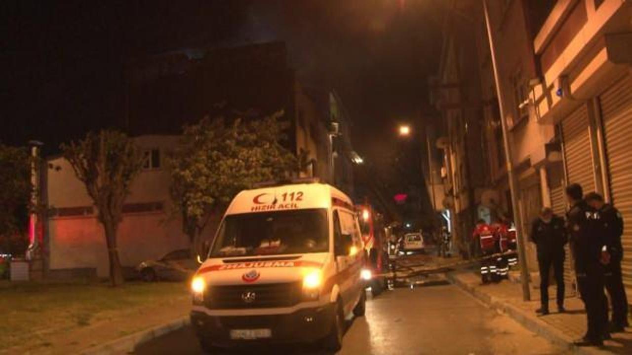 Bayrampaşa’da 3 katlı metruk binanın çatısı alev alev yandı