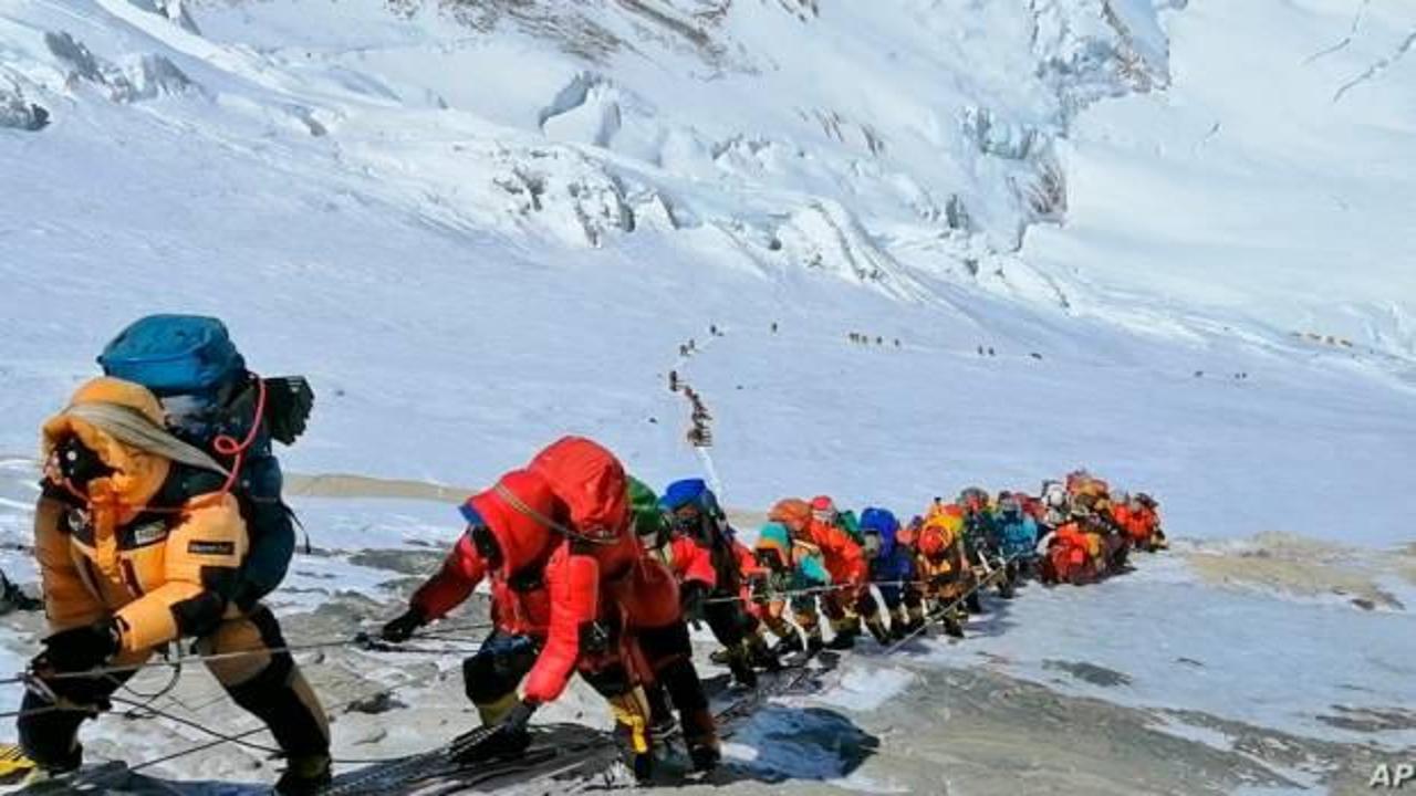 Çin, Kovid-19 girişini engellemek için Everest’in zirvesine sınır çizgisi çekecek