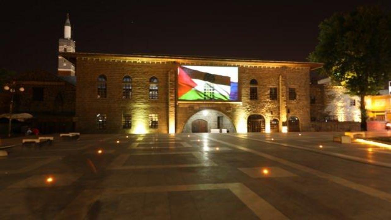 Diyarbakır'ın tarihi yapılarına Filistin bayrağı yansıtıldı