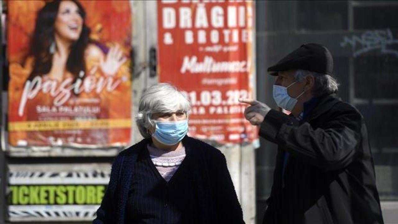 Romanya'da açık havada maske takma zorunluluğu kalkıyor