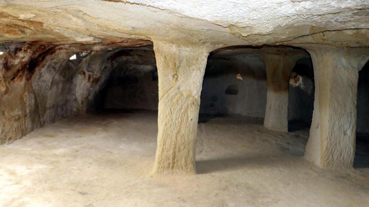 600 yıllık kayadan oyma cami