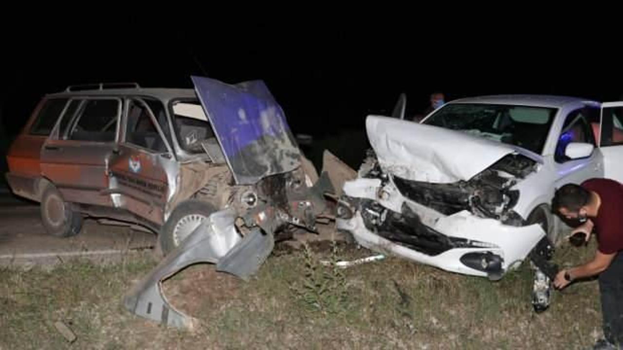 Amasya'da iki otomobil kafa kafaya çarpıştı: 5 yaralı