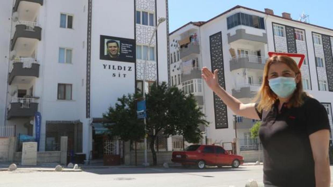 Apartmana asılan Kemal Sunal afişi g&uuml;l&uuml;msetiyor