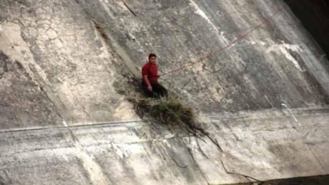 Baraja d&uuml;şerken otlara tutunarak hayatta kaldı, arkadaşı ise kayıp