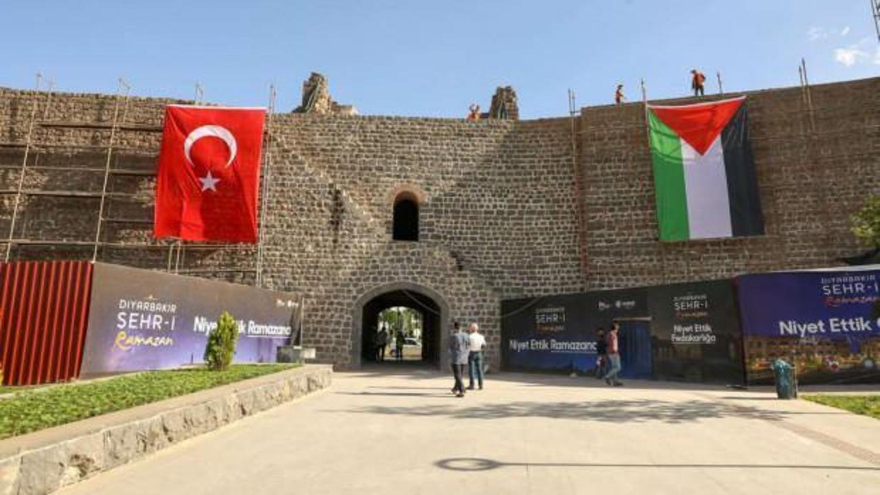 Diyarbakır'ın tarihi surlarına Türk ve Filistin bayrakları asıldı