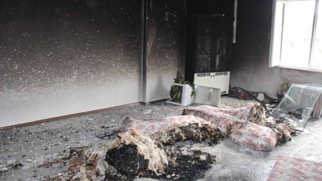 &Ccedil;ocuklarıyla birlikte yaşadığı evi benzin d&ouml;k&uuml;p yaktı