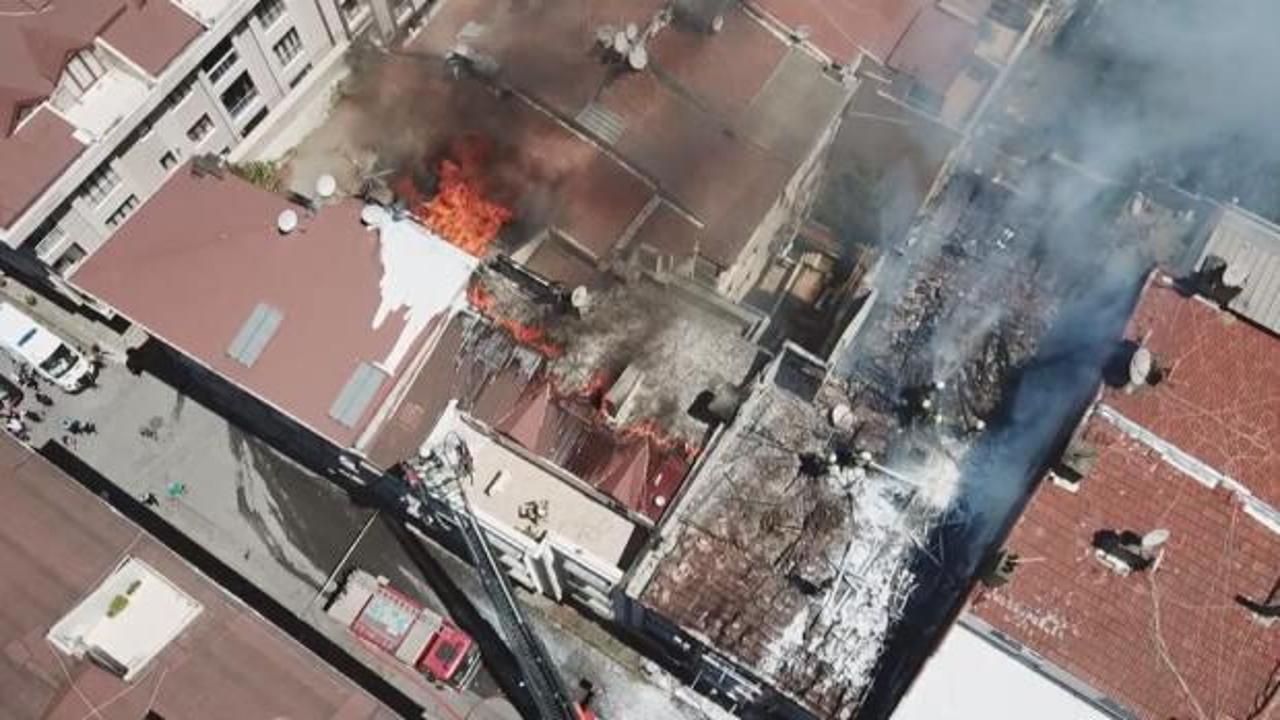 Eyüpsultan'da bir binanın çatısında yangın