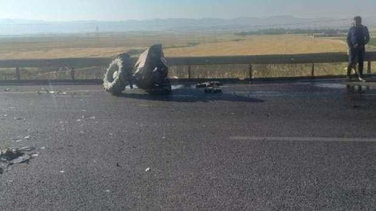 Kazada, trakt&ouml;r ikiye b&ouml;l&uuml;nd&uuml;: 2 yaralı