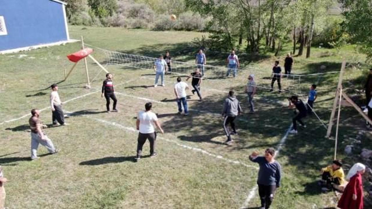K&ouml;yl&uuml;lerin Voleybol aşkı ilgin&ccedil; g&ouml;r&uuml;nt&uuml;ler oluşturdu