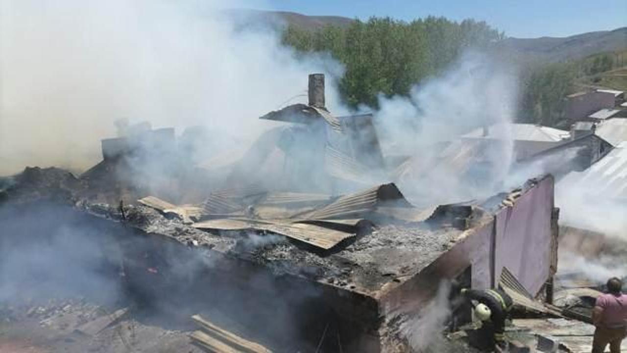 Bayburt'ta korkutan yangın: 5 ev kullanılamaz hale geldi!