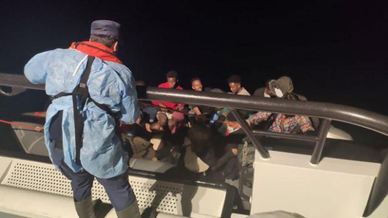 Dikili'de 23 kaçak göçmen kurtarıldı
