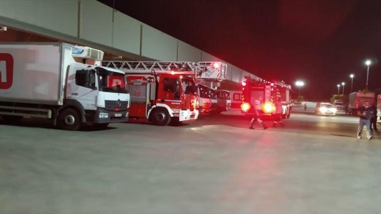 İzmir'de marketler zincirinin deposunda çıkan yangın söndürüldü
