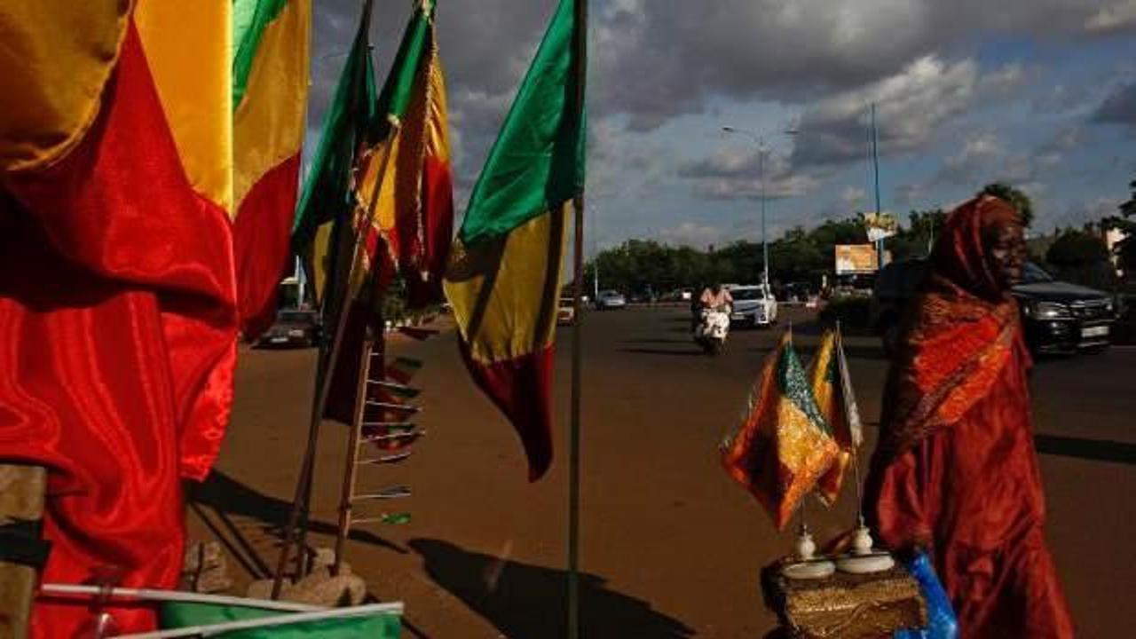 Mali'de Geçiş Konseyi Başkanı ve Başbakan istifa etti