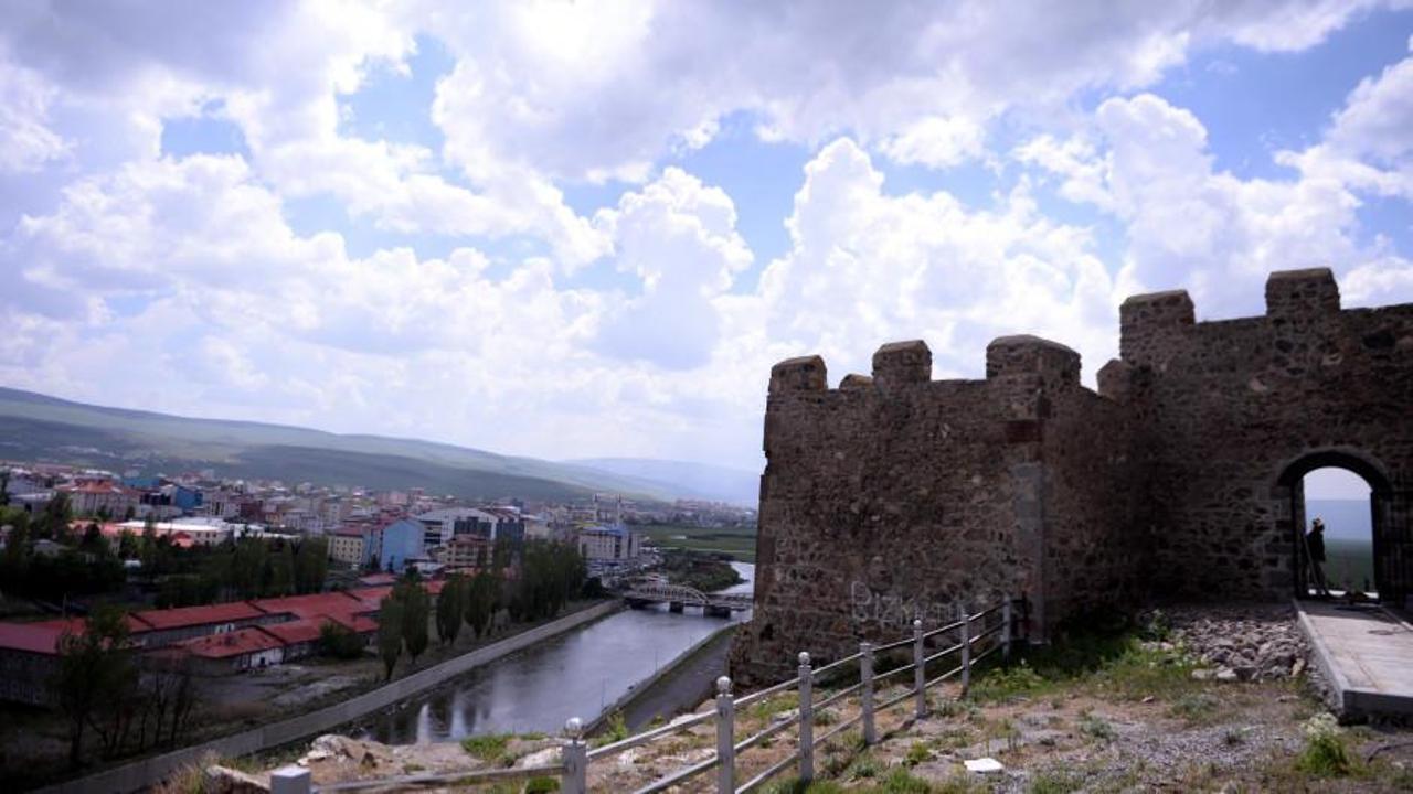Serhat Şehri'nin tarihi kalesi ziyaretçileri cezbediyor