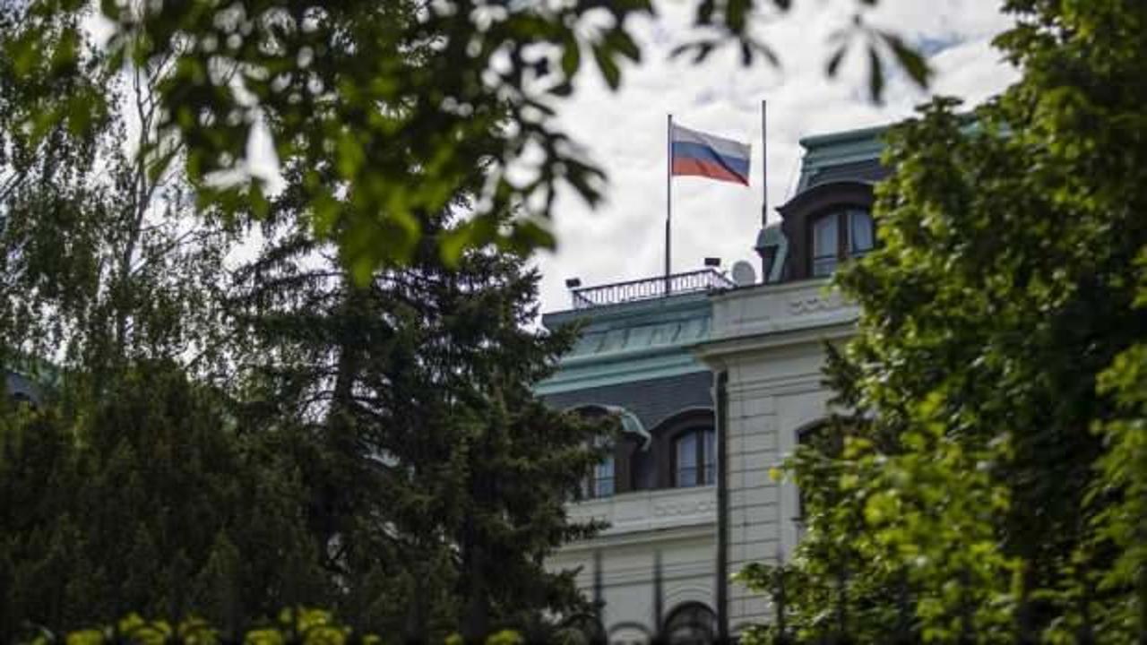 Sınır dışı edilen Rus diplomatlar ve büyükelçilik çalışanları Çekya'dan ayrıldı