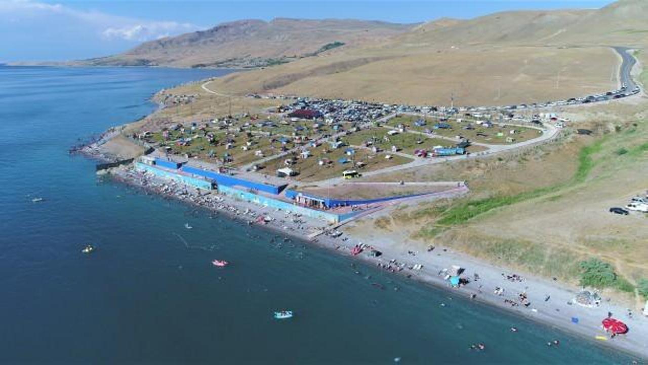 Van Gölü’nün mavi bayraklı plajı 4 yıldır berraklığını koruyor