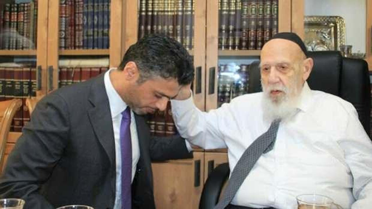 BAE'li büyükelçi Yahudi din adamının önünde diz çöküp dua istedi
