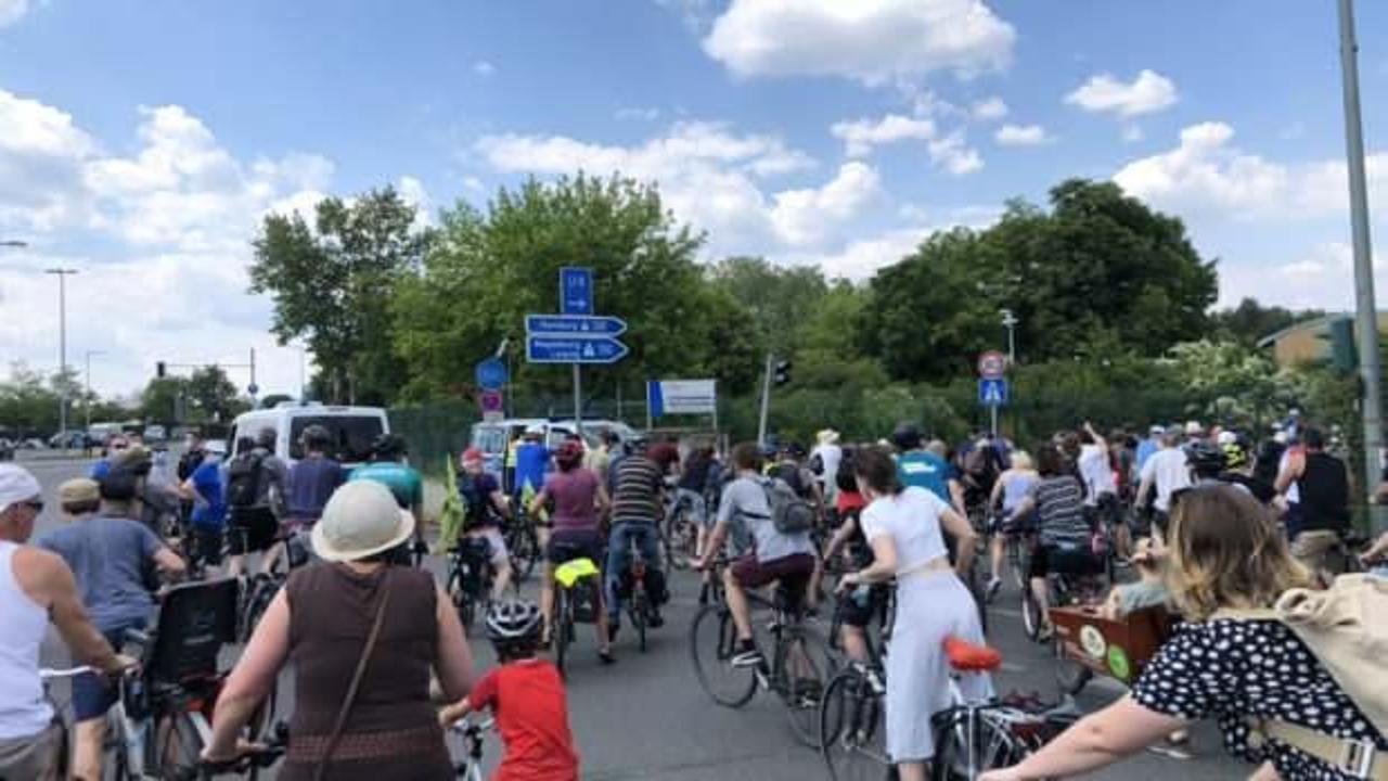Almanya'da bisiklet konvoylarıyla hükümet protesto edildi
