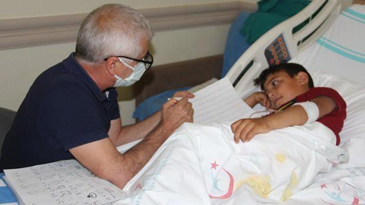 Sınıf öğretmeninden hastanede eğitim!