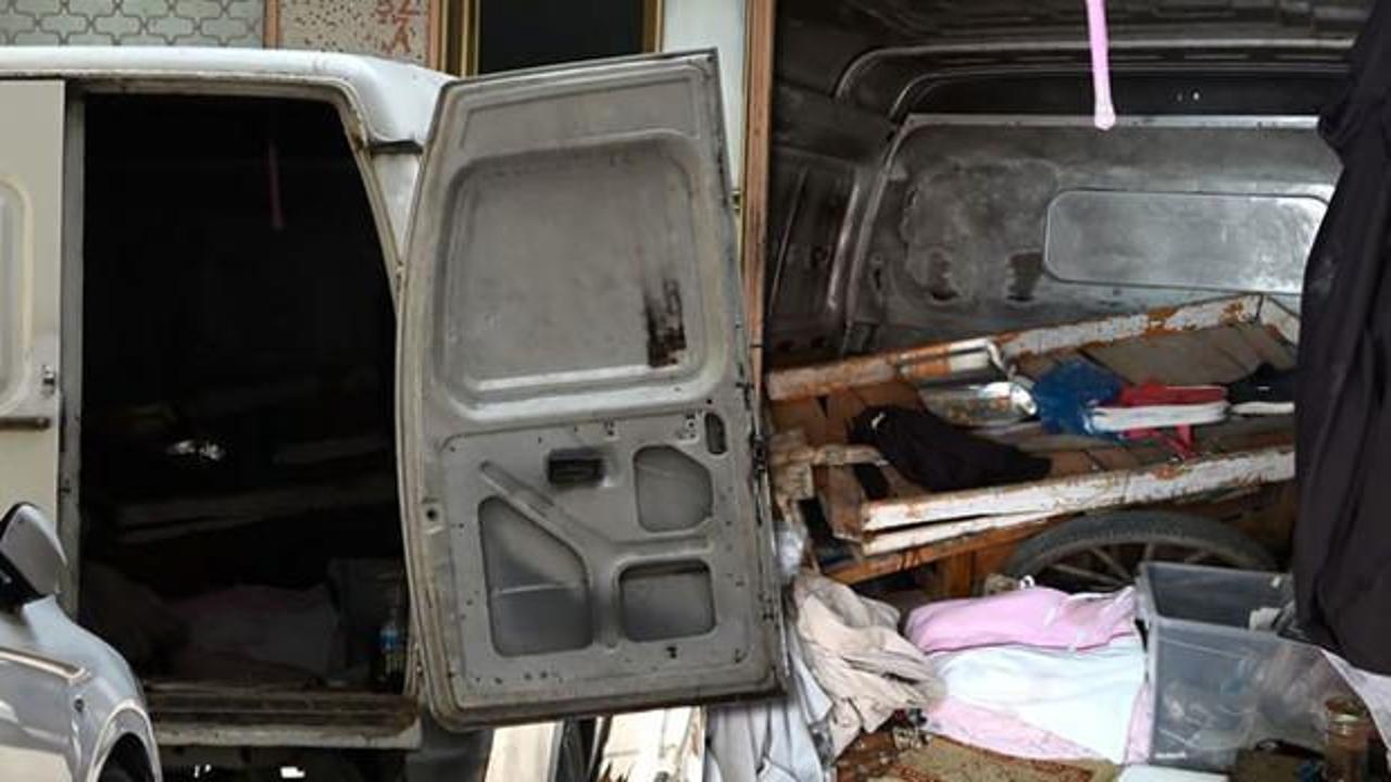 Sultangazi'de terk edilen minibüs uyuşturucu kullananların yuvası oldu