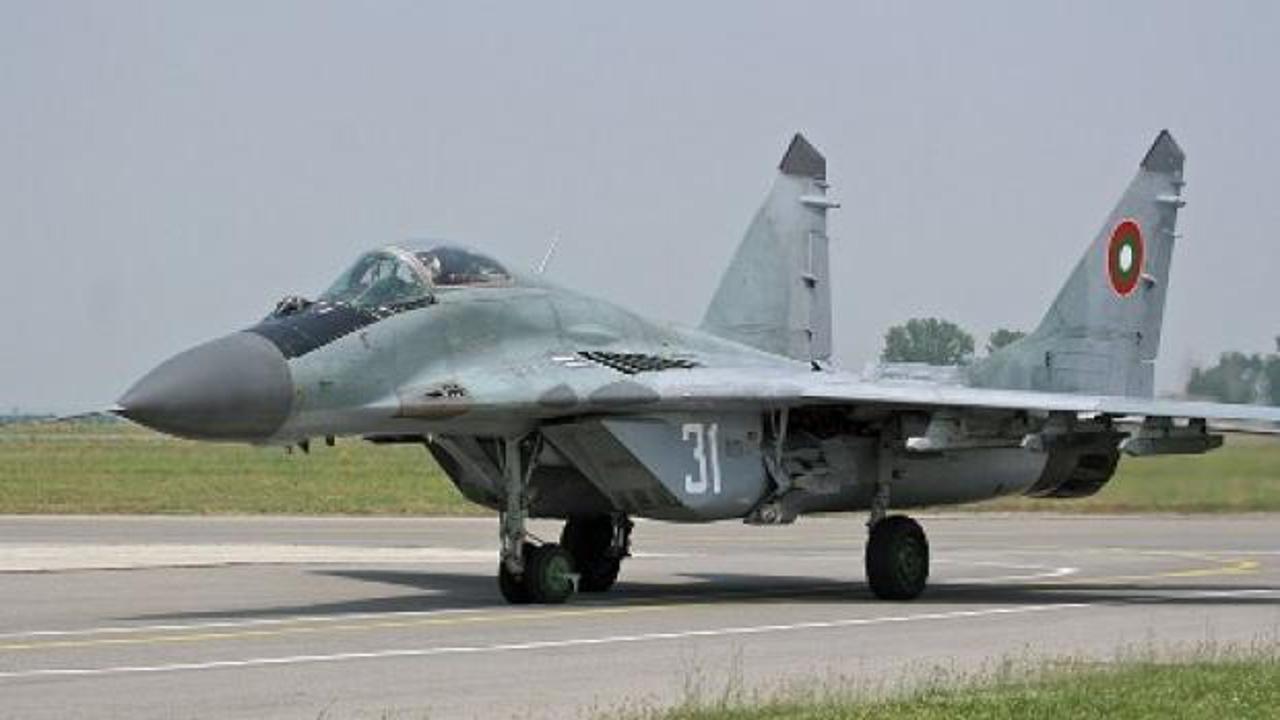 Bulgaristan'da savaş uçağı düştü