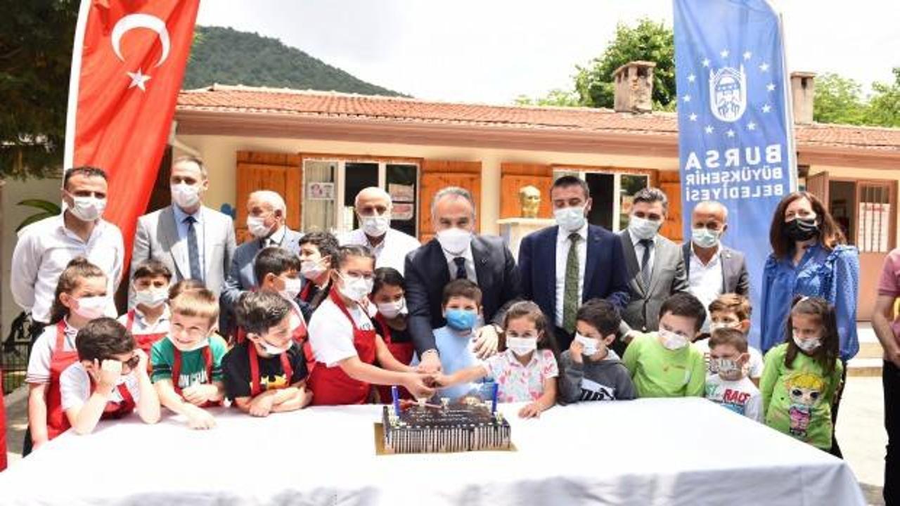 Bursa B&uuml;y&uuml;kşehir Belediyesi, k&uuml;&ccedil;&uuml;k &ouml;ğrencilerin g&ouml;n&uuml;llerine taht kurdu