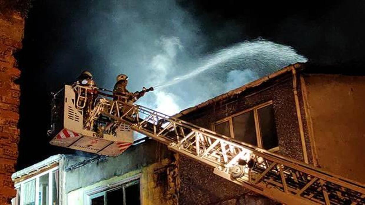 Fatih'te bir apartmanda çıkan ve 4 binaya daha sıçrayan yangın söndürüldü