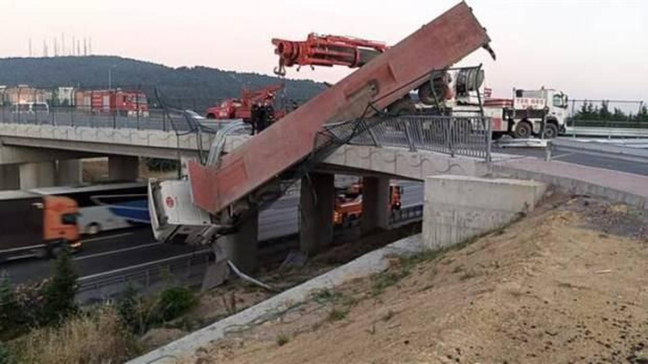 Feci kaza! TIR, TEM &uuml;zerinde asılı kaldı