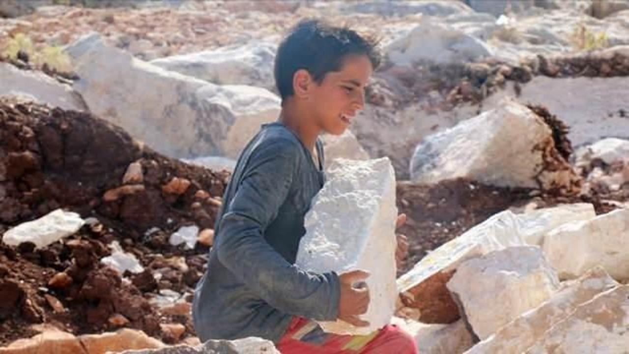 İdlib'te 10 yaşındaki İbrahim abisiyle birlikte taş kırarak ailesini geçindiriyor!