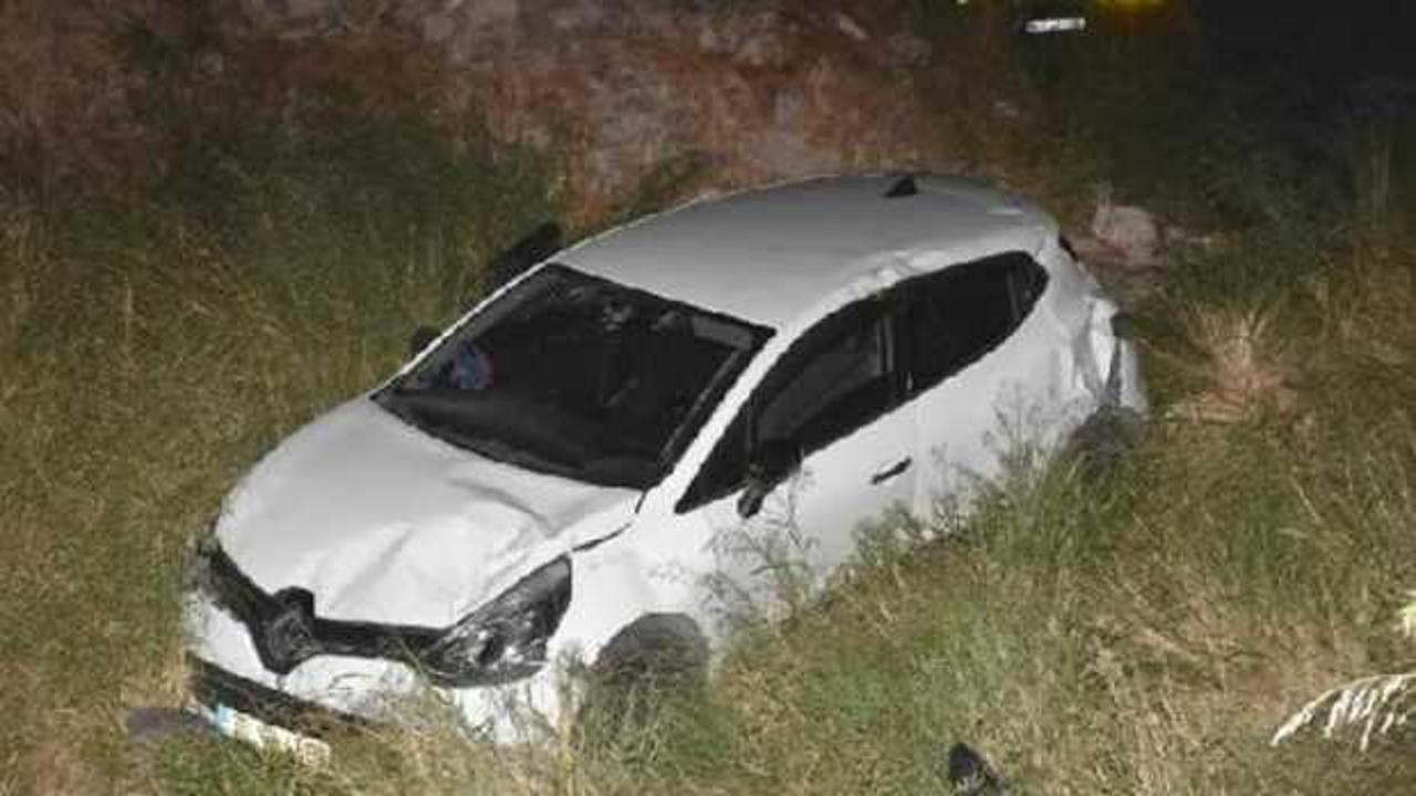 Kaza yapan s&uuml;r&uuml;c&uuml;, ara&ccedil;ta sıkışan yolcuları bırakıp ka&ccedil;tı