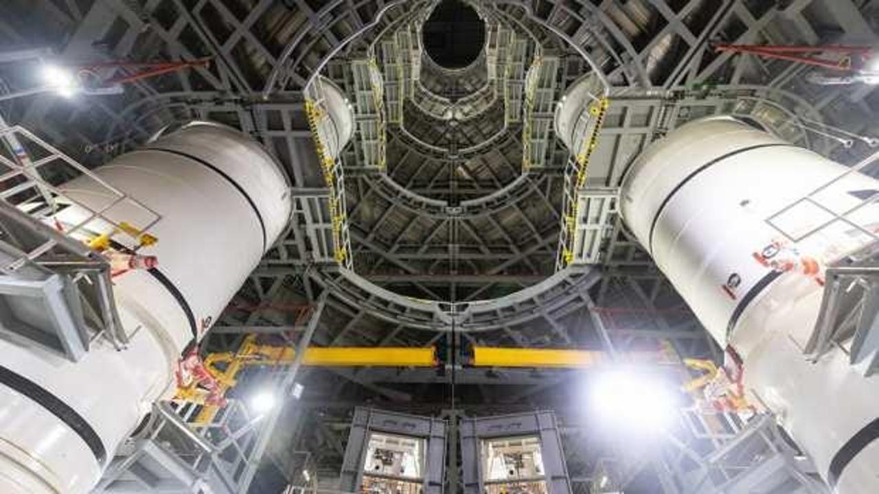 NASA, Ay’a ilk kadını taşıyacak dev roketleri bir araya getirdi