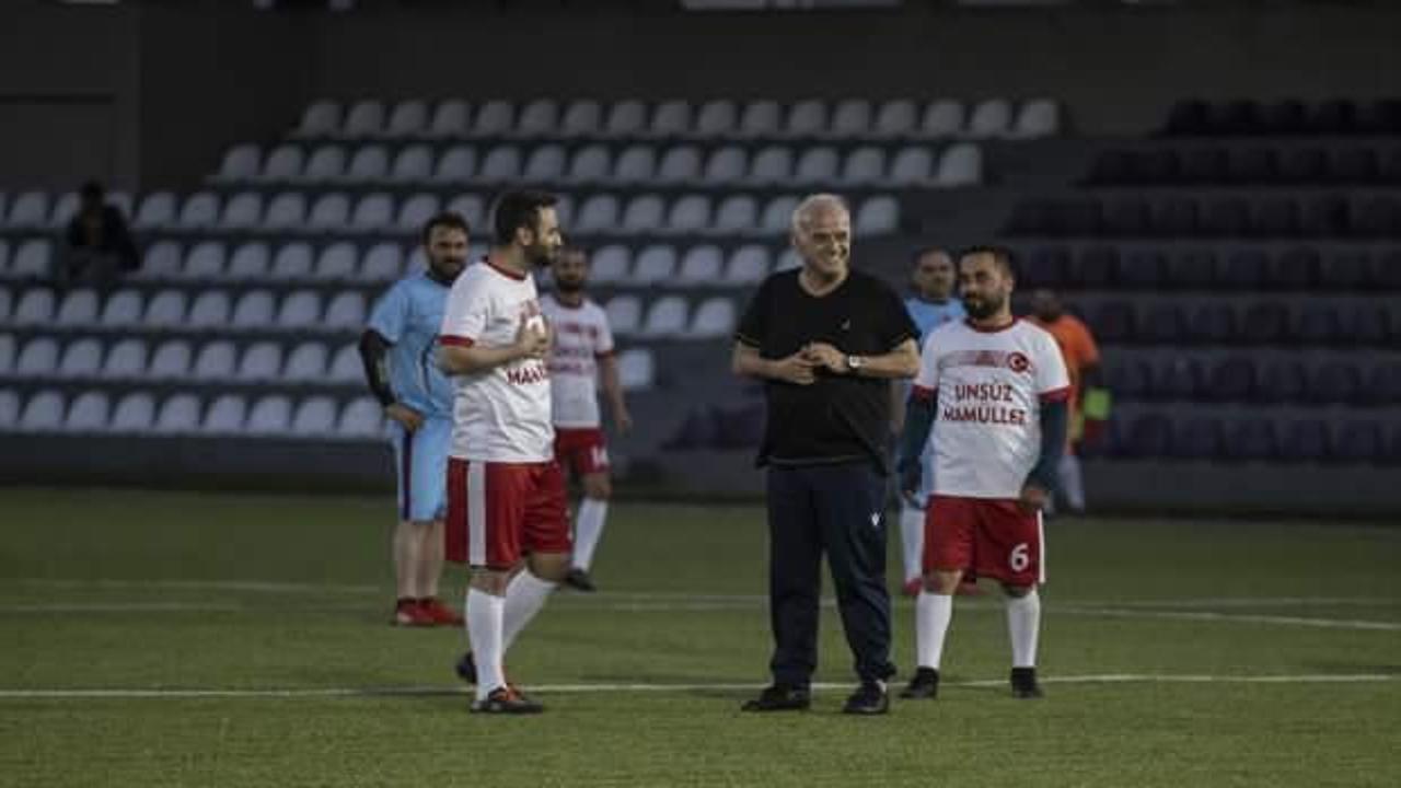 Osman Nuri Kabaktepe, &uuml;nl&uuml; isimlerin de katıldığı dostluk ma&ccedil;ında sahaya &ccedil;ıktı