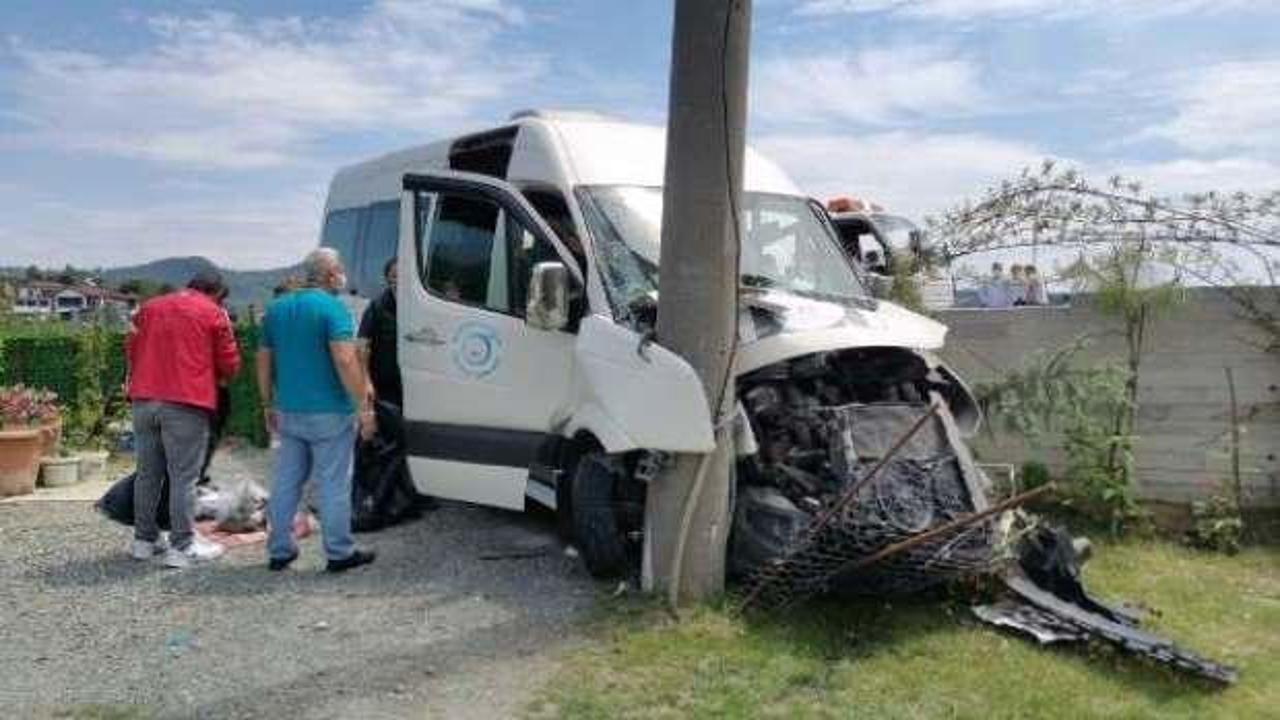 Otomobil, minibüse çarptı: 15 yaralı