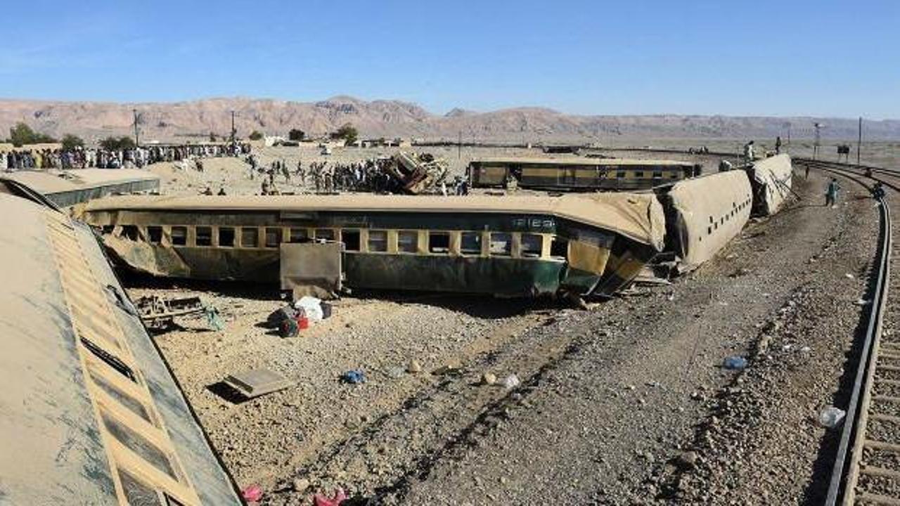 Pakistan'da iki tren çarpıştı: 51 ölü, 100 yaralı