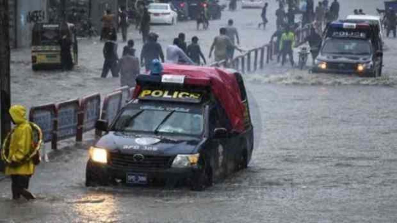 Pakistan'da şiddetli fırtına ve yağış sonucu 10 kişi öldü
