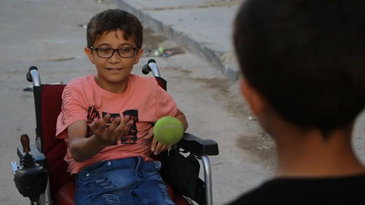 Suriye'de omuriliği zarar gören Muhammed, krizlerden kurtulmak için tedavi olmayı bekliyor