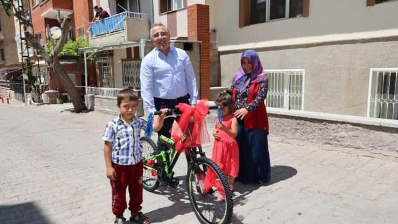 Belediye başkanından bisikleti çalınan çocuğa sürpriz hediye
