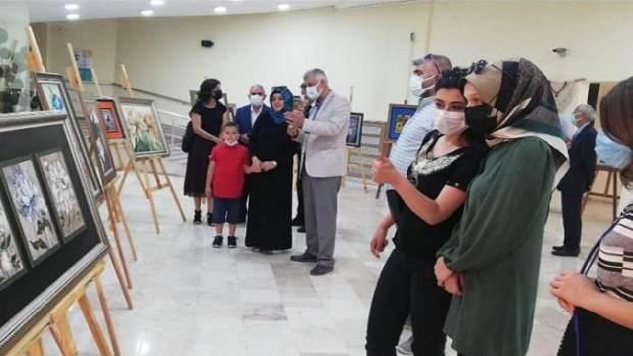 İlkokul &ouml;ğretmeninden resim sergisi