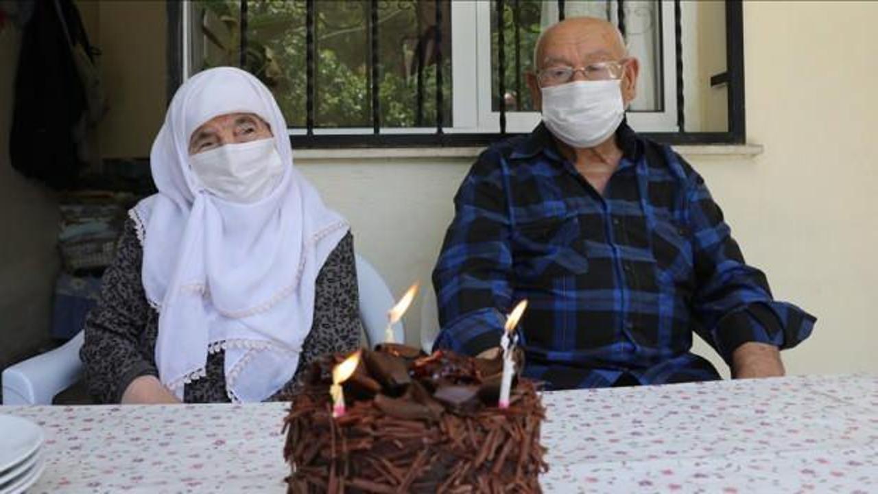 İzmir'de vefa ekibi 90 yaşındaki çiftin 67. evlilik yıl dönümünü kutladı