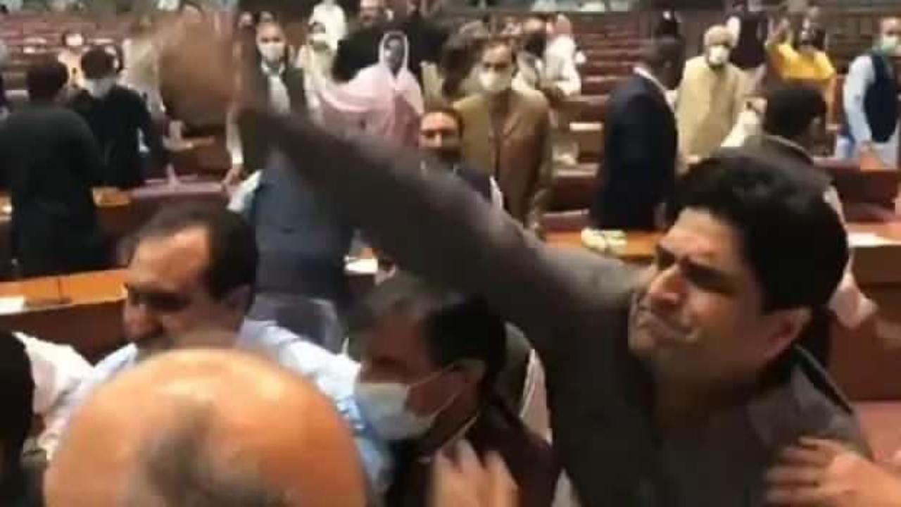 Pakistan meclisinde 'bütçe' gerginliği: Defterler havada uçuştu