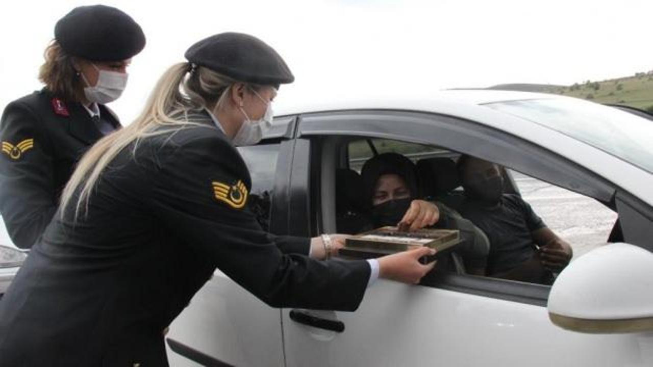 Yozgat'ta kadın astsubaylar, sürücülere çikolata ikram etti