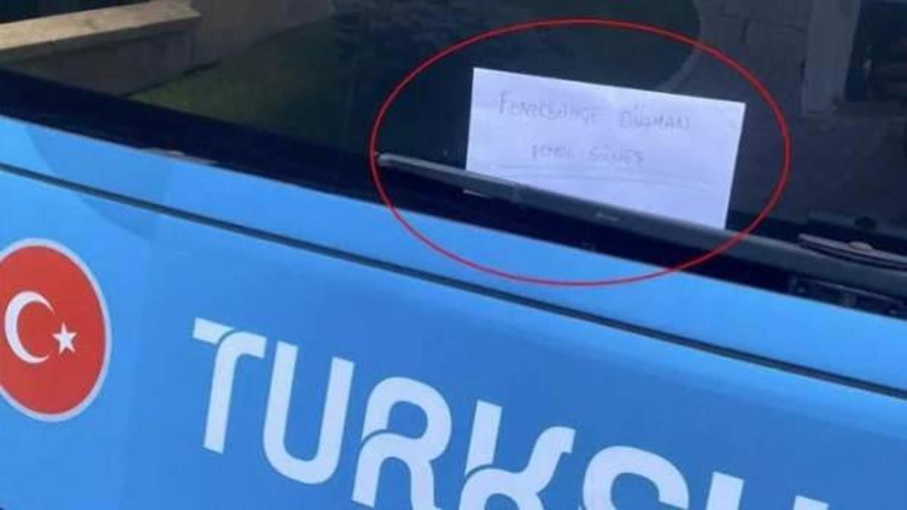 A Milli Takım otobüsünün camına 'Fenerbahçe düşmanı Şenol Güneş' kağıdı yapıştırıldı
