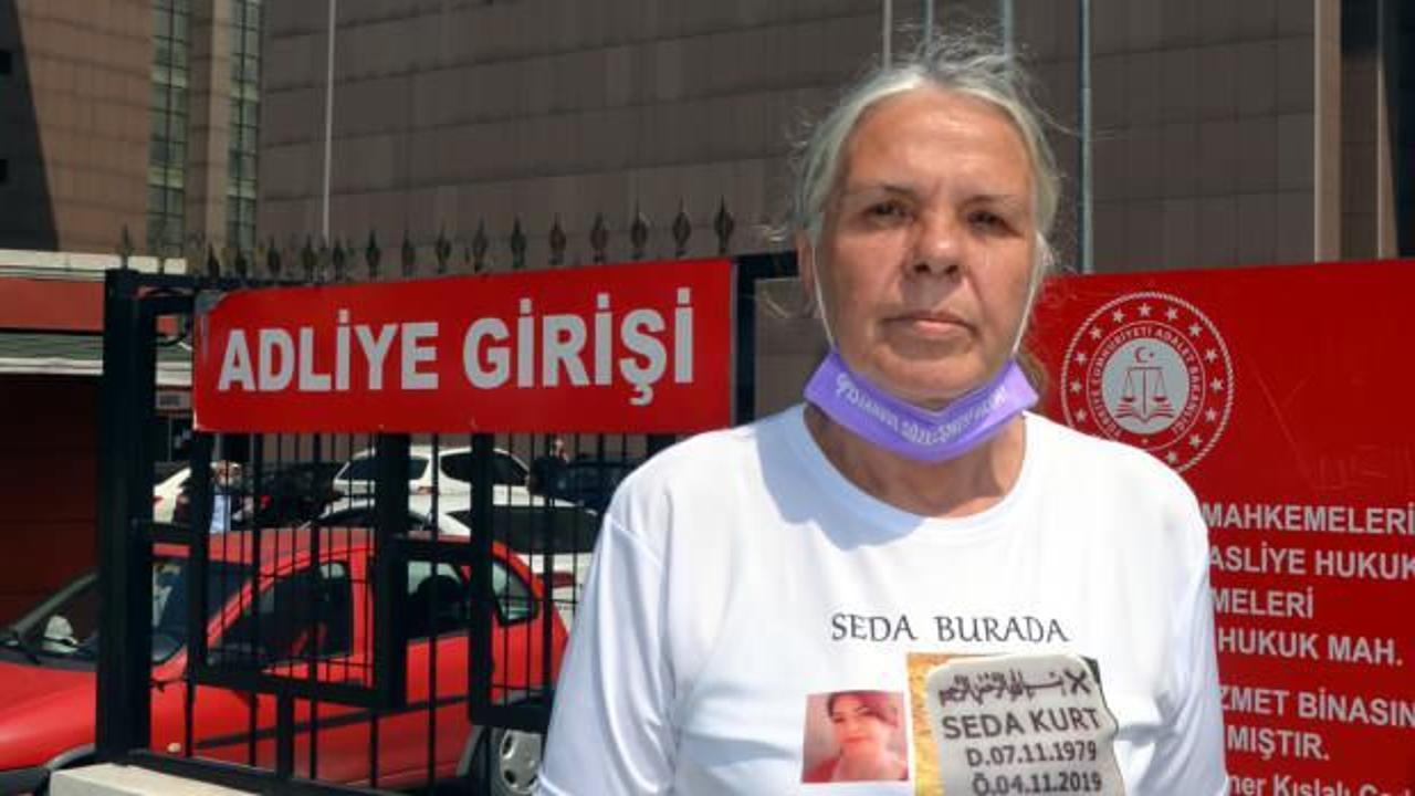 Kızı katledilen anne duruşmaya kızının mezar taşlı tiş&ouml;rt&uuml;yle geldi