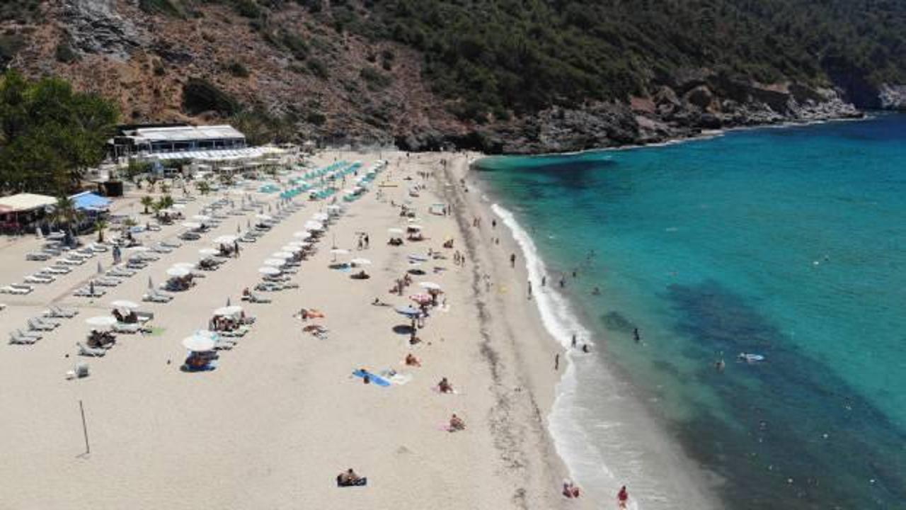 Antalya'da sıcaklık 35 derece! Halk plajlara akın etti