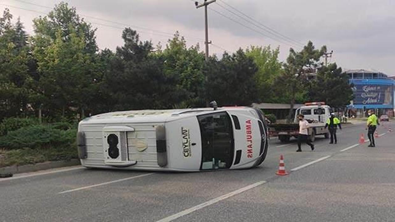 Bursa'da ambulans ile otomobil çarpıştı: 4 yaralı