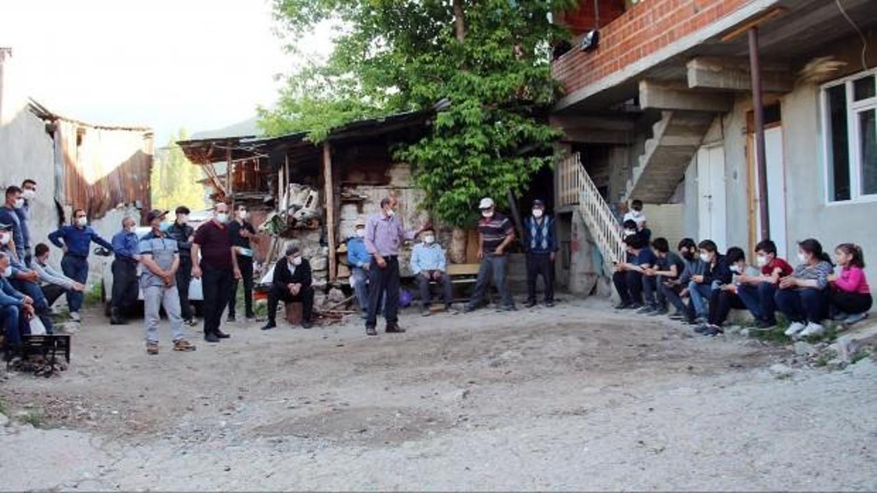 Erzurum'da öğrenciler ders zamanı muhtarın evinin çevresinde toplanıyor!