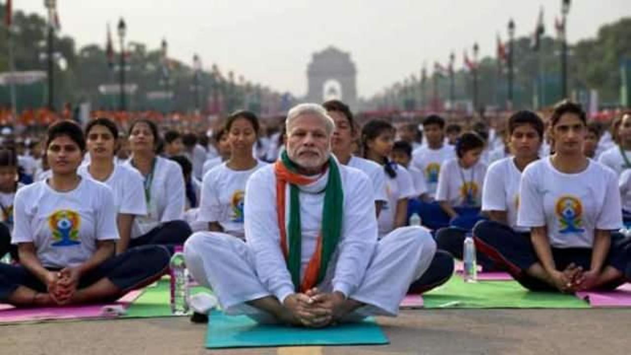 Hindistan Başbakanı Modi'den Kovid-19'a karşı yoga çağrısı
