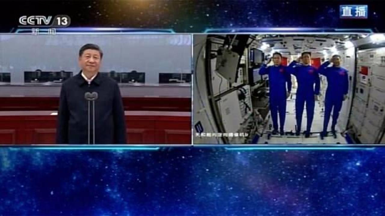 Uzay istasyonuna gönderilen 3 astronotu tebrik etti