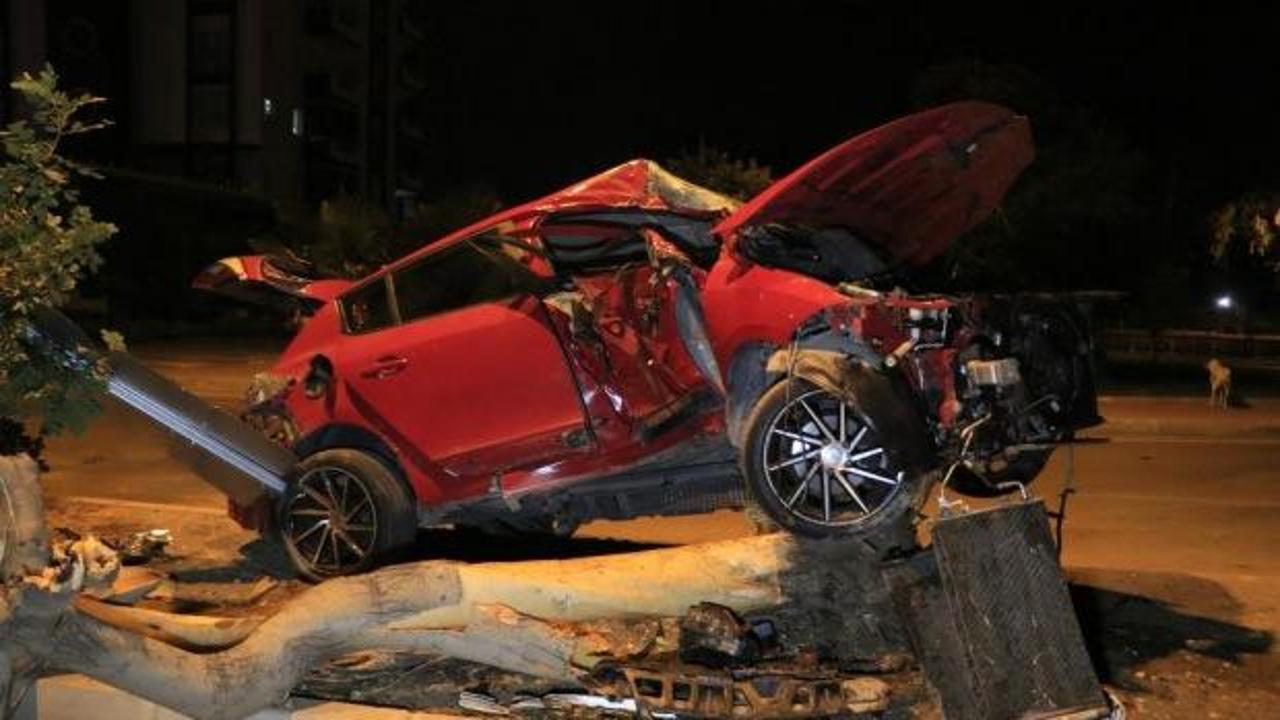 Adana’da otomobil refüjdeki ağaca çarptı: 2 yaralı